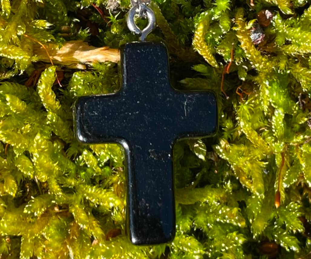 Kette mit Kreuz aus Obsidian