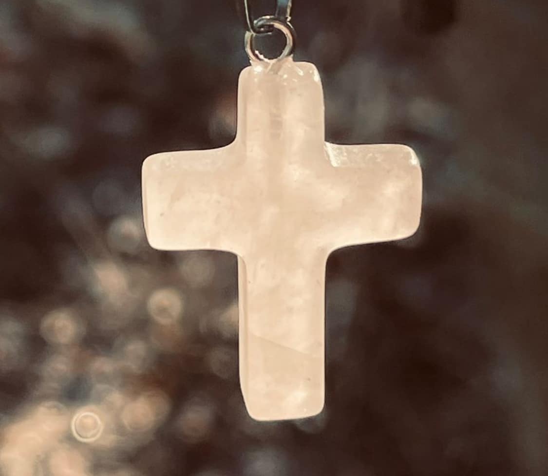 Kette mit Kreuz aus Rosenquarz