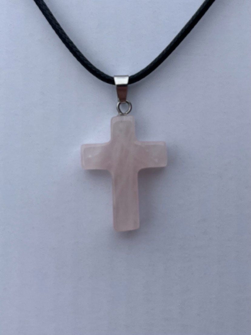 Kette mit Kreuz aus Rosenquarz