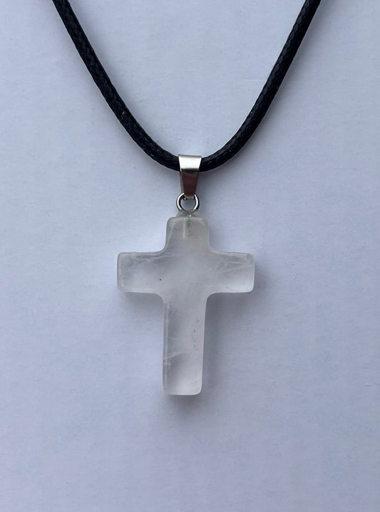 Kette mit Kreuz aus klarem Quarz